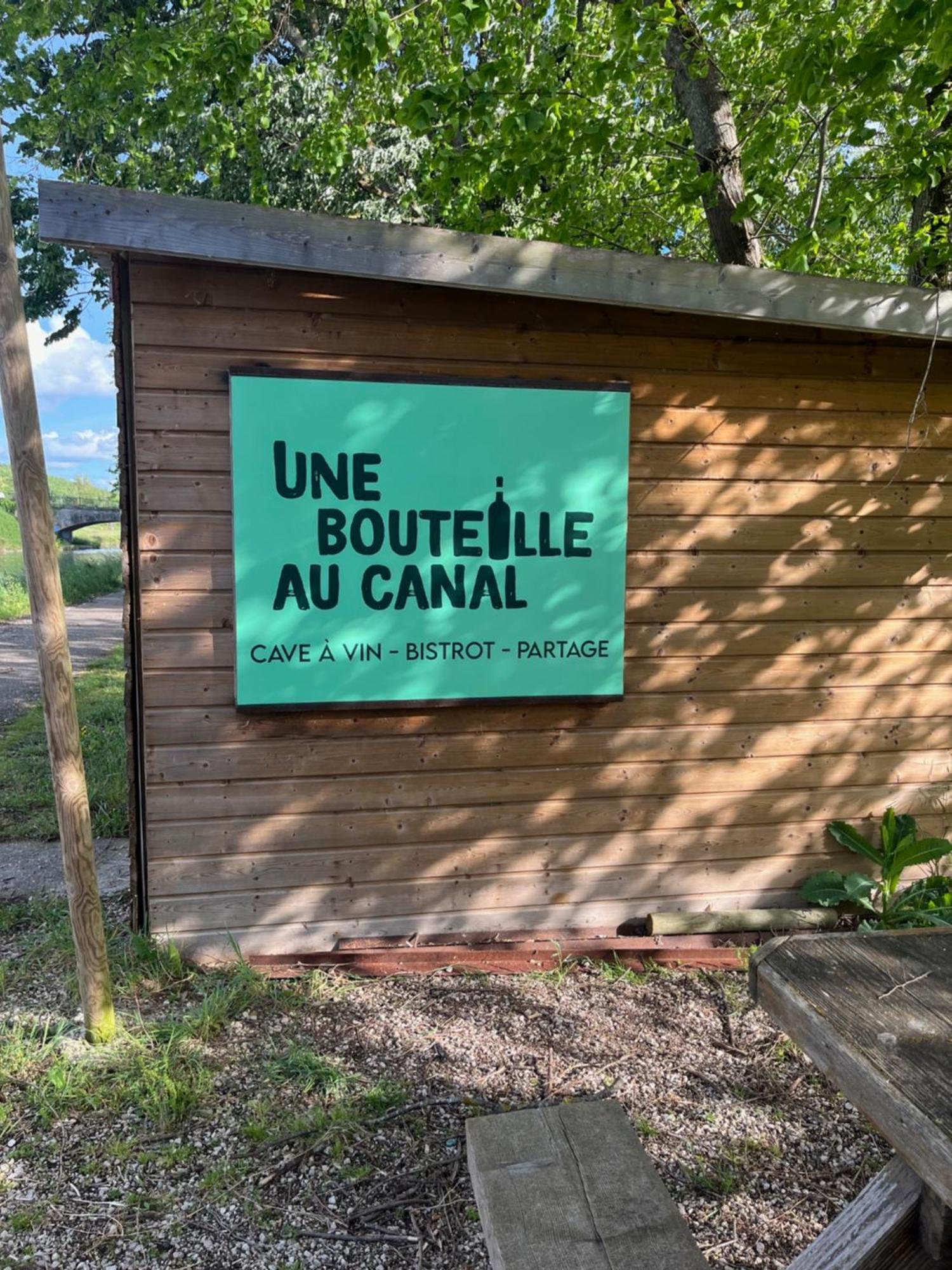 Une Bouteille Au Canal Dieupentale Kültér fotó
